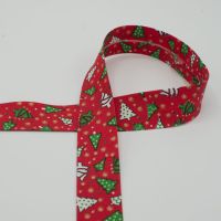Šikmý prúžok s vianočným motívom, 30 mm - stromčeky, červená